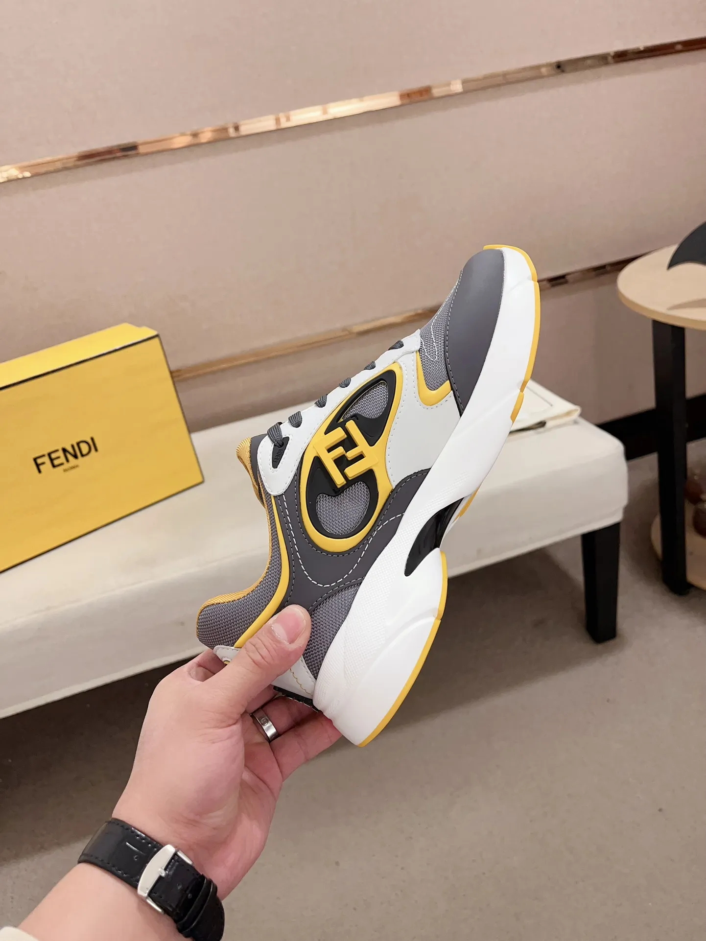 Men's shoes💰: 760💰(Higher version) [Fendi] Fendi's latest casual shoes for men! Available at counters simultaneously! A one-to-one replica of the original. Made entirely of imported top-grain calfskin, the interior is made of top-grain water-dyed cowhide, and the original factory-supplied rubber outsole. Leading new fashion concepts. Matching code: 39-44. 38.45 can be customized and cannot be returned or exchanged!